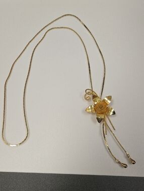 Gold Flower Pendant Necklace - Elegant Women's Jewelry